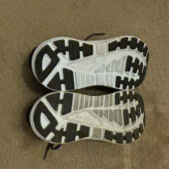 Hoka Gaviota 4 - Picture 2 of 3